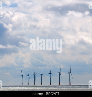 Éoliennes au large de Gunfleet Sands vu de Clacton On Sea Essex une station balnéaire sur la côte ouest de l'Angleterre Banque D'Images