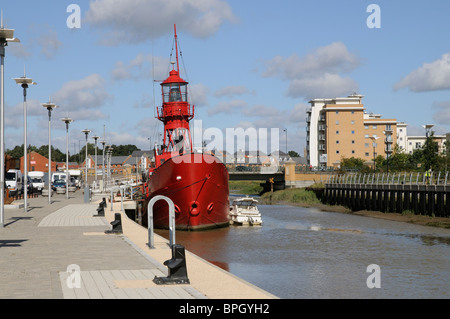 Quai King Edward sur la rivière Colne dans Hythe Colchester Essex England UK TS Colne Light un bateau-phare utilisé comme base pour la mer Banque D'Images