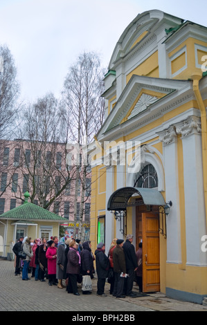 File d'attente à partir de vieilles personnes dans l'église dans le Dimanche de Pâques. Saint-pétersbourg, Russie Banque D'Images