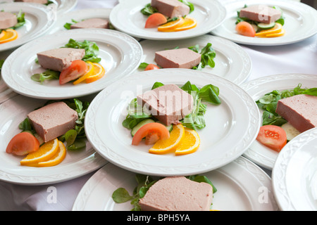 Pâté de viande et de salade plats servis sur prêt pour les clients Banque D'Images