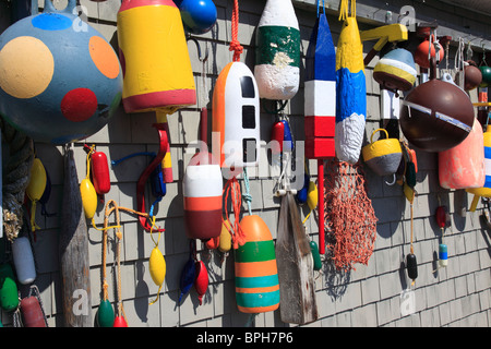 La pendaison des bouées sur le mur du port de Peggy's Cove, un village de pêcheurs en Nouvelle-Écosse, Canada, Amérique du Nord.Photo de Willy Matheisl Banque D'Images