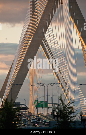 La circulation sur un pont, Leonard P. Zakim Bunker Hill Bridge, Charles River, Boston, comté de Suffolk, Massachusetts, USA Banque D'Images