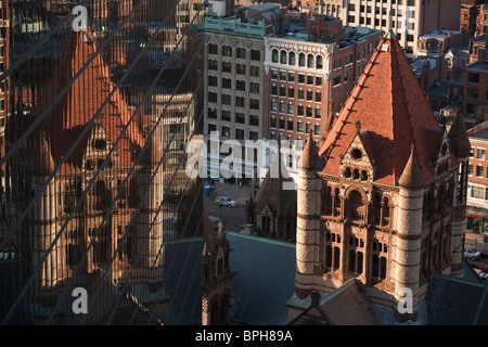 Reflet d'une église sur un bâtiment, Trinity Church, John Hancock Tower, Boylston Street, Boston, Massachusetts, USA Banque D'Images