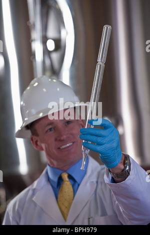 La vérification d'un tube d'échantillonnage scientifique dans une brasserie Banque D'Images