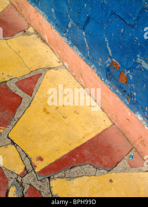 Mosaïque sur un trottoir à côté d'un mur bleu à San Cristobal de Las Casas au Chiapas au Mexique Banque D'Images