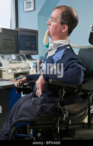 Businessman with duchenne muscular dystrophy dans un fauteuil roulant motorisé à l'aide d'un ventilateur de respiration Banque D'Images