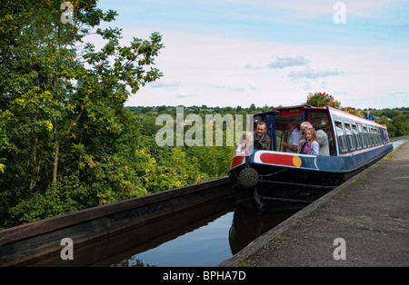 Une barge traverse le pont-canal de Pontcysyllte sur le canal de Llangollen sur la rivière Dee dans Denbighshire, Nord du Pays de Galles Banque D'Images