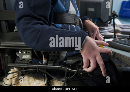 Businessman with duchenne muscular dystrophy dans un fauteuil roulant motorisé de travailler dans un bureau Banque D'Images