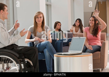 Avec l'enseignant de la moelle épinière donnant un cours à des étudiants en classe