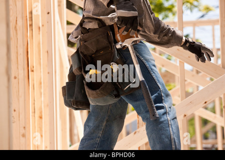 Carpenter avec des outils sur ceinture d'outils Banque D'Images