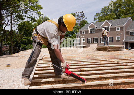 Carpenter à l'aide d'un pistolet à calfeutrer Banque D'Images