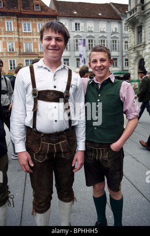 Les élèves portant des Lederhosen, Hauptplatz, Graz, en Styrie, Autriche Banque D'Images