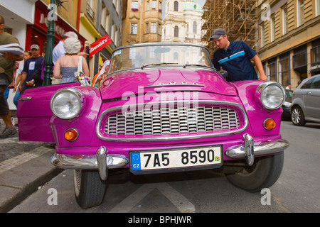 Vieille Skoda voiture garée dans la vieille ville de Prague. L'habitude de prendre les touristes pour des visites du centre historique. Banque D'Images