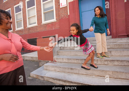 Portrait mère et grand-mère de voir sa fille hors de l'école primaire, Boston, Massachusetts, USA Banque D'Images