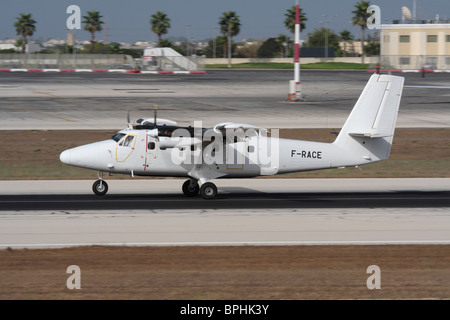 De Havilland Canada DHC-6 Twin Otter utilitaire turboprop avion sur la piste à Malte Banque D'Images