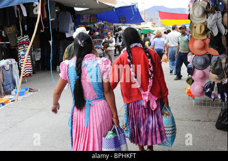 La femme mexicaine portant des vêtements traditionnels et étroitement cheveux tressés avec ruban de couleur vive entrelacé. Banque D'Images