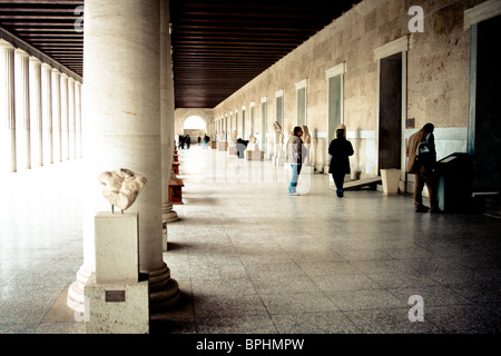 Les touristes visitant l'ancienne Agora à Athènes, Grèce. Banque D'Images