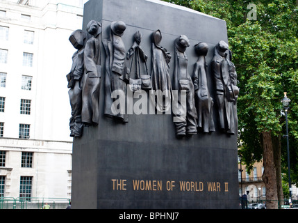 Les FEMMES DE WORLD WAR II MEMORIAL (par John W. Mills), Whitehall, Londres, Angleterre Banque D'Images