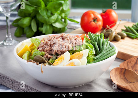 Salade niçoise avec des ingrédients en arrière-plan. Banque D'Images