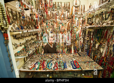 Bijoux Ethniques stall Portobello Market London UK Banque D'Images