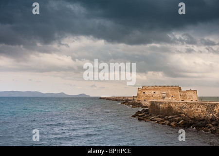 Forteresse d'Héraklion dans le port vénitien de la Canée, Crète, Grèce. Banque D'Images