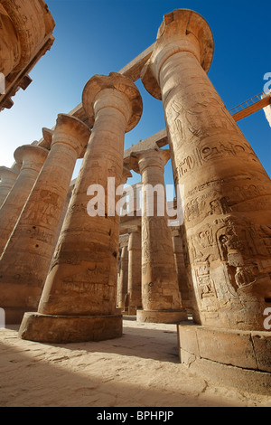 Salle hypostyle de Karnak, situé dans le complexe du temple de Karnak, Louxor, Thèbes, en Egypte, en Arabie, en Afrique Banque D'Images