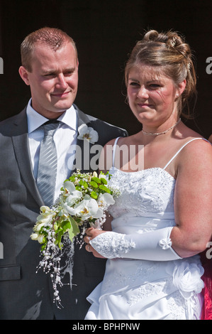 Mariée et le marié en blanc traditionnelle cérémonie de mariage - Indre-et-Loire, France. Banque D'Images