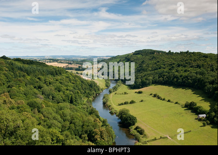 Vue de la rivière Wye, de Symons Yat Rock, dans la vallée de la Wye, forêt de Dean. Les rameurs peuvent être vues sur la rivière. Banque D'Images