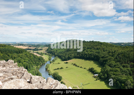 Vue de la rivière Wye, de Symons Yat Rock, dans la vallée de la Wye, forêt de Dean. Les rameurs peuvent être vus sur la rivière Banque D'Images