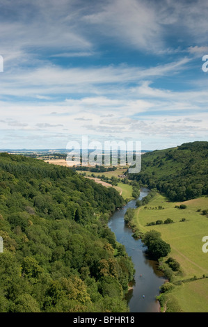 Vue de la rivière Wye, de Symons Yat Rock, dans la vallée de la Wye, forêt de Dean. Les rameurs peuvent être vues sur la rivière. Banque D'Images