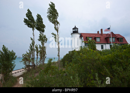 Une vue lointaine du phare de point Betsie Light Station avec habitation sur le lac Michigan Paysage d'été près de Frankfort Michigan nobody hi-res Banque D'Images