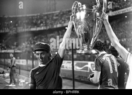 La finale de la Coupe européenne à Rotterdam 26/5/82 Aston Villa v Bayern Munich Tony Morley avec trophée. Banque D'Images