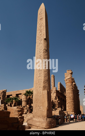 L'obélisque d'Hatshepsout entre le 4ème et le 5ème pylône, complexe du temple de Karnak, Louxor, Thèbes, en Egypte, en Arabie, en Afrique Banque D'Images