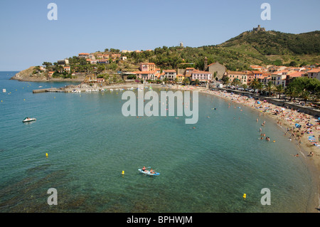 Plage & Mer à Collioure une station balnéaire historique dans le sud de la France Banque D'Images