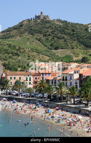 Plage & Mer à Collioure une station balnéaire historique dans le sud de la France Banque D'Images