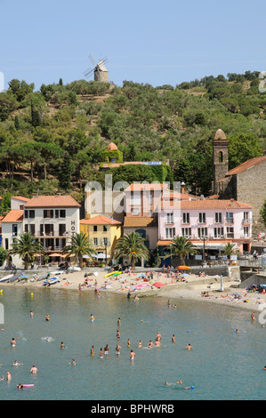 Plage & Mer à Collioure une station balnéaire historique dans le sud de la France Banque D'Images