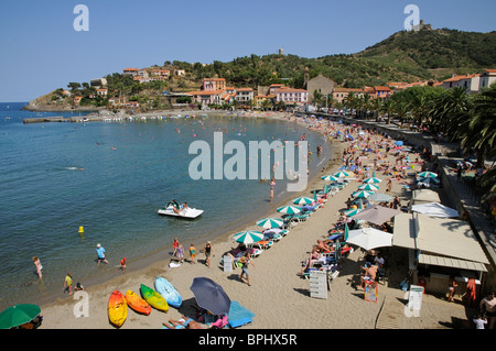 Plage & Mer à Collioure une station balnéaire historique dans le sud de la France Banque D'Images