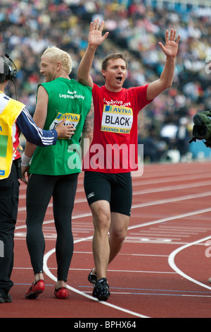 Roger Black remportant 4 x 100 mètres legends course à Aviva London Grand Prix, Crystal Palace, Londres. Août 2010 Banque D'Images