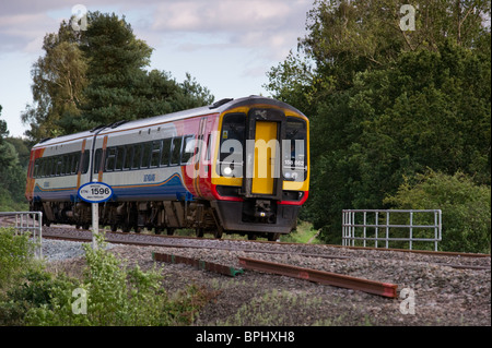 158862 East Midlands Sprinter train dans Santon Downham sur sa façon de Cambridge. Banque D'Images