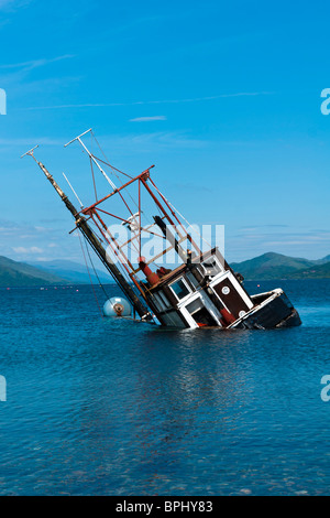 Bateau de pêche en partie submergé dans le Loch Linnie Banque D'Images