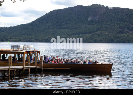 Un traversier transporte les visiteurs sur Derwent Water, Keswick dans le Lake District. Banque D'Images