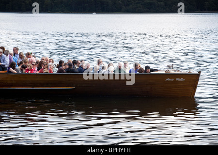 Un traversier transporte les visiteurs sur Derwent Water, Keswick dans le Lake District. Banque D'Images