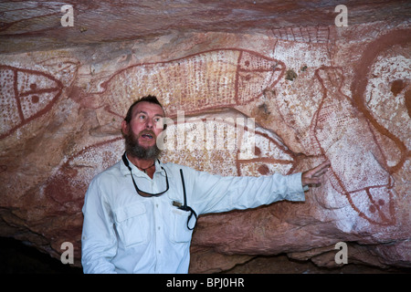 Des membres de l'équipe Orion Harry naturaliste Christiansen révèle son expertise sur le sujet de l'art rupestre aborigène en Australie Banque D'Images