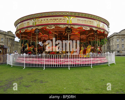 Carrousel à l'ancienne à l'extérieur de York Castle Museum Banque D'Images