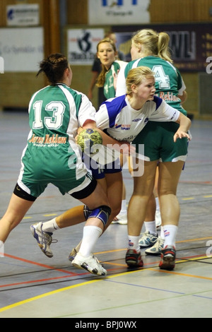 Photo d'action d'un jeu de handball entre IFK Oxelösund (blanc et bleu) et Mantorps SI (vert). Banque D'Images