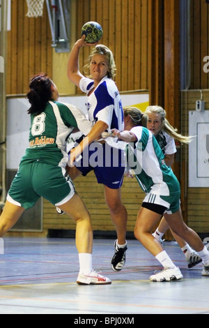 Photo d'action d'un jeu de handball entre IFK Oxelösund (blanc et bleu) et Mantorps SI (vert). Banque D'Images