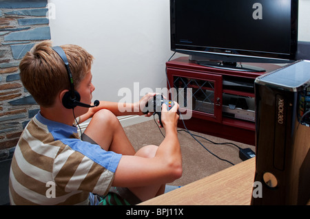 Un adolescent jouant sur une x-box, uk Banque D'Images