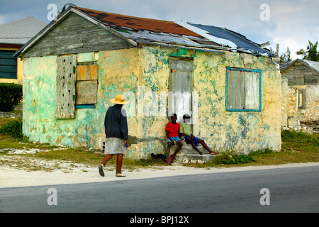 Trois personnes à l'extérieur chambre aux Bahamas Banque D'Images