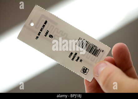 Un écran rétroéclairé CBE ou de la RFID L'étiquette du produit photographié à un Walmart Supercenter dans Rogers, arche. Banque D'Images