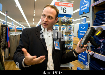 Myron Burke, directeur de magasin pour l'innovation aux États-Unis, les magasins Walmart Walmart parle de l'utilisation de tags RFID/EPC dans ses magasins américains. Banque D'Images